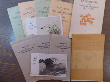 EXPOSITION de la PEINTURE MODERNE du JAPON. Cartes Postales + catalogues. 4 SIGNATURES AUTOGRAPHES de Léonard Tsuguharu FOUJITA.. FOUJITA Léonard ...