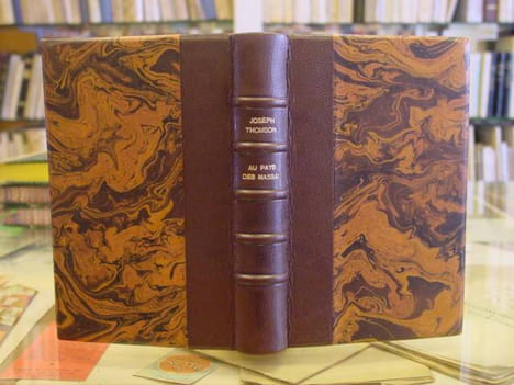 AU PAYS DES MASSAI. Voyage d'exploration à travers les montagnes neigeuses et volcaniques et les tribus étranges de l'Afrique Equatoriale.. THOMSON ...