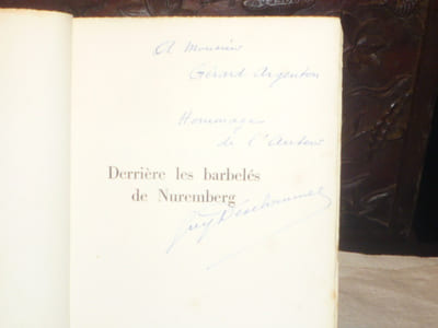 Derrière les barbelés de Nuremberg.