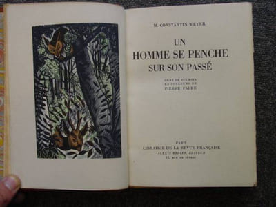Un homme se penche sur son passé.