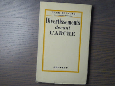 Divertissements devant l'ARCHE.