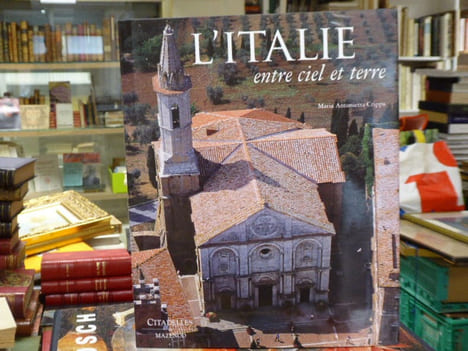 L'ITALIE Entre Ciel et Terre. Un autre regard sur l'art et l'architecture.. CRIPPA Maria-Antonietta