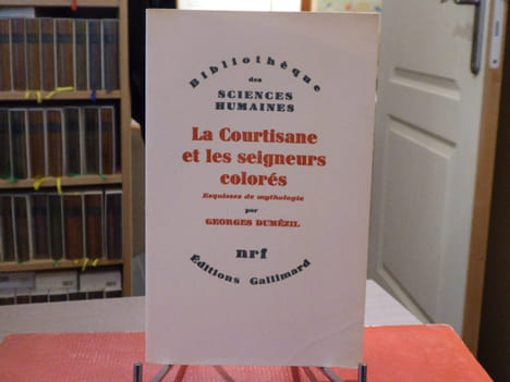 LA COURTISANE ET LES SEIGNEURS COLORES. Esquisses de mythologie.. DUMEZIL Georges