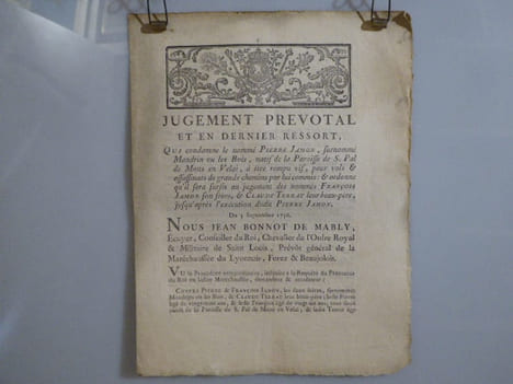 JUGEMENT PREVOTAL et en dernier ressort, qui condamne le nommé Pierre JAMON, surnommé MANDRIN ou LES BOIS [...] à être rompu vif, pour vols & ...