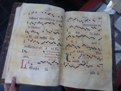 IMPORTANT ET EXCEPTIONNEL ANTIPHONAIRE XVIe siècle sur parchemin.. ANTIPHONAIRE