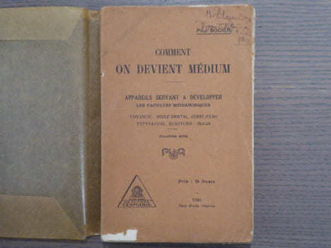 Comment ON DEVIENT MEDIUM. Appareils servant à développer les facultés médianimiques. Voyance: Boule cristal, Verre d'eau. Typtologie, Ecriture: ...