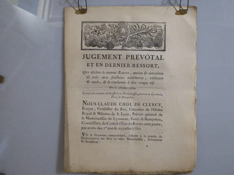 JUGEMENT PREVOTAL et en dernier ressort, qui déclare le nommé BARON, atteint et convaincu de vol avec fractures extérieures, violences & excès, & le ...
