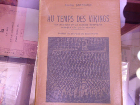 Au Temps des VIKINGS. Les Navires et la Marine nordiques d'après les vieux Textes.. MANGUIN André