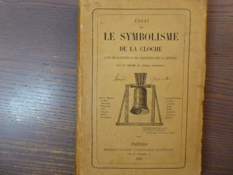 Essai sur le SYMBOLISME de la CLOCHE dans ses rapports et ses harmonies avec la religion. par un Prêtre du Clergé Paroissial.. SAUVETERRE Abbé