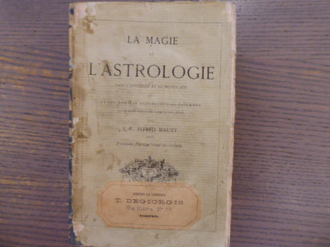 LA MAGIE et l'ASTROLOGIE dans l'Antiquité et au Moyen Age ou Etude sur les Superstitions Païennes qui se sont perpétuées jusqu'à nos jours.. ALFRED ...