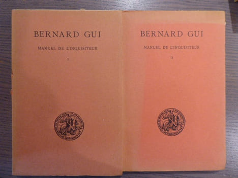 MANUEL DE L'INQUISITEUR. Les Classiques de l'Histoire de France au Moyen-Age. 2 volumes.. GUI Bernard