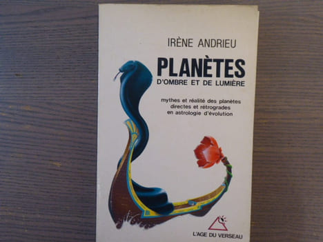 Planètes. D'Ombre et de Lumière. Mythes et réalité des planètes directes et rétrogrades en astrologie d'évolution.. ANDRIEU Irène