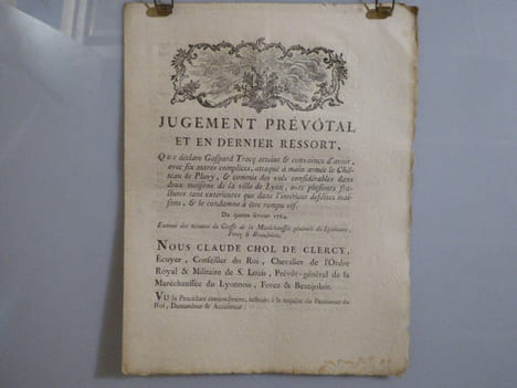 JUGEMENT PREVOTAL et en dernier ressort, qui déclare Gaspard TRACQ, atteint et convaincu d'avoir avec six autres complices attaqué à main armée [...], ...