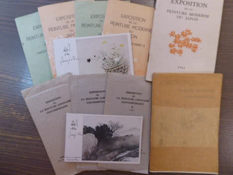 EXPOSITION de la PEINTURE MODERNE du JAPON. Cartes Postales + catalogues. 4 SIGNATURES AUTOGRAPHES de Léonard Tsuguharu FOUJITA.. FOUJITA Léonard ...