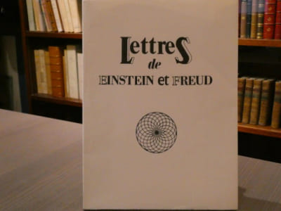 LETTRES de EINSTEIN et FREUD échangée sur la guerre. Présenté par Denis DE ROUGEMONT.