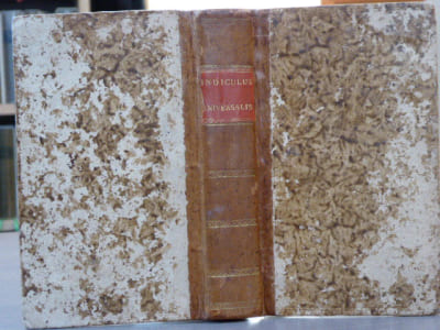 INDICULUS UNIVERSALIS - L'UNIVERS EN ABREGE - DE BERKNOPTE WERELD. Editio nova, tum Belgicae linguae accessione, tum infinitorum prope mendorum emendatione maxime commendanda. Texte en Français, latin et Hollandais.