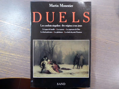 DUELS. Les combats singuliers des origines à nos jours. Les gages de bataille - Les tournois - Les jugements de Dieu - Les Duels judiciaires - Les gladiateurs - Les duels du point d'honneur.