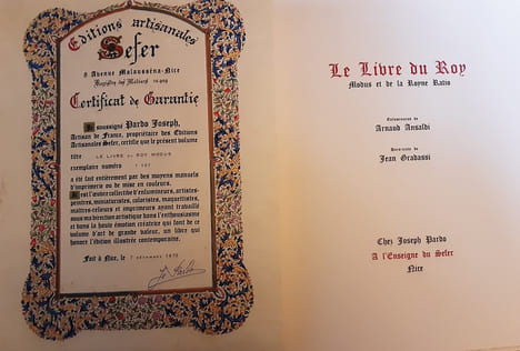 LE LIVRE DU ROY MODUS ET DE LA REINE RATIO. ENLUMINURES DE ARNAUD ANSALDI, HORS TEXTE DE JEAN GRADASSI.

Edité par CHEZ JOSEPH PARDO, A L'ENSEIGNE ...