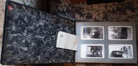 Album photo de famille, les photographgies sont en noir-blanc, 
