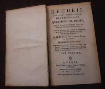 RECUEIL PAR ORDRE ALPHABÉTIQUE DES PRINCIPALES QUESTIONS DE DROIT, QUI SE JUGENT DIVERSEMENT DANS LES DIFFERENTS TRIBUNAUX DU ROYAUME, AVEC DES RÉFLEXIONS POUR CONCILIER LA DIVERSITÉ DE LA JURISPRUDENCE, & LA RENDRE UNIFORME DANS TOUS LES TRIBUNAUX,3 ème édition