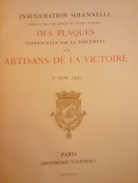 Inauguration solennelle dans la salle des séances du conseil municipal des plaques consacrées par le Parlement aux artisans de la victoire. 7 juin ...