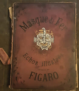 Le masque de fer 
masque de fer Echos illustré du Figaro in-folio cartonnage polychromme illustré 246 pages et feuillets de publicité.