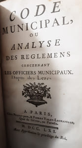 CODE MUNICIPAL OU ANALYSE DES REGLEMENS CONCERNANT LES OFFICIERS MUNICIPAUX.
COLLECTIF
Edité par CHEZ PRAULT PERE & PIERRE VALAT LACHAPELLE, 1761
