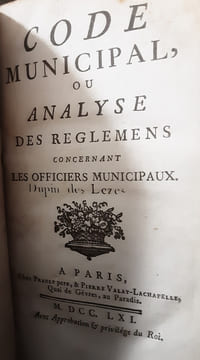CODE MUNICIPAL OU ANALYSE DES REGLEMENS CONCERNANT LES OFFICIERS MUNICIPAUX.
COLLECTIF
Edité par CHEZ PRAULT PERE & PIERRE VALAT LACHAPELLE, 1761. ...