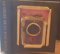 La croix de la rose rouge