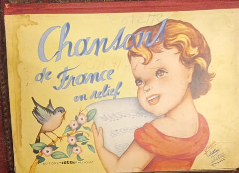 CHANSONS DE FRANCE EN RELIEF - LIVRE THEATRE : QU'EST-CE QUI PASSE ICI SI TARD?, MALBROUGH S'EN VA-T-EN GUERRE, FRERE JACQUES, NOUS N'IRONS PLUS AU ...