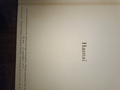 Hantaï. 
Centre national d art et de culture Georges Pompidou. Musée national d art moderne. 16 mai au 13 septembre 1976. Organisation: Pontus Hulten, François Mathey, Dominique Bozo, Laure de Bouzon-Vallet.
Hulten, Pontus; AAVV
Edité par Centre Georges Pompidou (Imprimerie Moderne de Lion), Paris, 1976