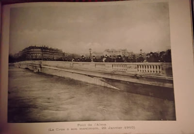 Paris Inondé et sa Banlieue, 29 Janvier 1910, 32 Vues. les clichés contenus dans cet album sont la propriété exclusive de la photographie Pierre Petit; 122 rue Lafayette, Paris