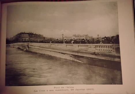 Paris Inondé et sa Banlieue, 29 Janvier 1910, 32 Vues. les clichés contenus dans cet album sont la propriété exclusive de la photographie Pierre ...