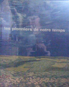 Les pionniers de notre temps au Stedelijk museum. Présentation typographique de W. Sandberg. Adaptation française de Paul Davay. Avec 4 Parties principales, organisées par période décroissante chronologiquement : L'après-guerre 1960-1945 ; L'entre-deux-guerres 1945-1917 ; Le tournant 1917-1907 ; autour de Van gogh 1870-1907.
