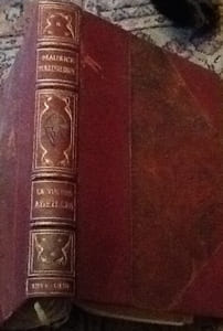 la vie des abeilles / Maurice Maeterlinck ; illustrations de Adolphe Giraldon ; gravees en couleurs par Ernest Florian