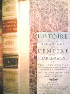 Histoire de la Décadence de l'Empire après Charlemagne et des differends des Empereurs avec les Papes au sujets desInvestitures, & del'Idépendance. Tome 1. uniquement 1679.
