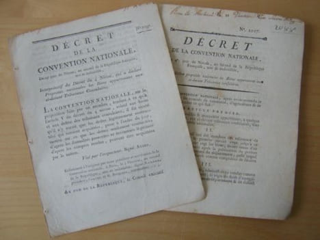 [ 2 décrets de la Révolution Française sur les Tribunaux consulaires ] Décret de la Convention Nationale du 4e Jour de Nivôse, an second de la ...