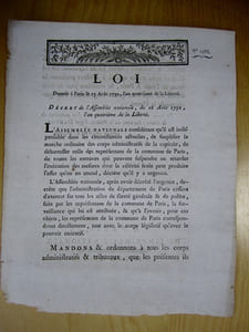 Loi donnée à Paris le 13 Août 1792, l'an quatrième de la Liberté. Décret de l'Assemblée nationale, du 10 août 1792. "L'Assemblée Nationale considérant qu'il est indispensable dans les circonstances actuelles, de simplifier la marche ordinaire des corps administratifs... décrète qu'il y a urgence. L'Assemblée Nationale, après avoir décrété l'urgence, décrète que l'administration du département de Paris cessera d'exercer sur tous les actes de sûreté générale & de police, faits par les représentans de la commune de Paris, la surveillance qui lui est attribuée..."