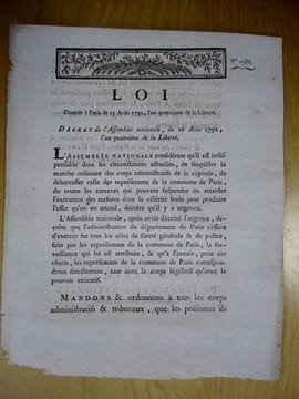 Loi donnée à Paris le 13 Août 1792, l'an quatrième de la Liberté. Décret de l'Assemblée nationale, du 10 août 1792. "L'Assemblée Nationale considérant ...