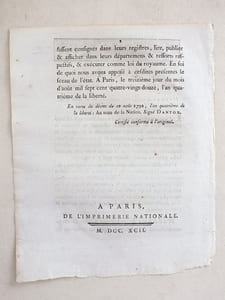 Loi donnée à Paris le 13 Août 1792, l'an quatrième de la Liberté. Décret de l'Assemblée nationale, du 10 août 1792. "L'Assemblée Nationale considérant qu'il est indispensable dans les circonstances actuelles, de simplifier la marche ordinaire des corps administratifs... décrète qu'il y a urgence. L'Assemblée Nationale, après avoir décrété l'urgence, décrète que l'administration du département de Paris cessera d'exercer sur tous les actes de sûreté générale & de police, faits par les représentans de la commune de Paris, la surveillance qui lui est attribuée..."