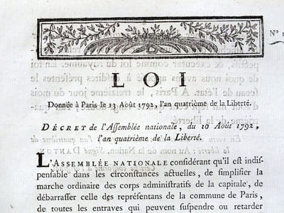 Loi donnée à Paris le 13 Août 1792, l'an quatrième de la Liberté. Décret de l'Assemblée nationale, du 10 août 1792. "L'Assemblée Nationale considérant qu'il est indispensable dans les circonstances actuelles, de simplifier la marche ordinaire des corps administratifs... décrète qu'il y a urgence. L'Assemblée Nationale, après avoir décrété l'urgence, décrète que l'administration du département de Paris cessera d'exercer sur tous les actes de sûreté générale & de police, faits par les représentans de la commune de Paris, la surveillance qui lui est attribuée..."