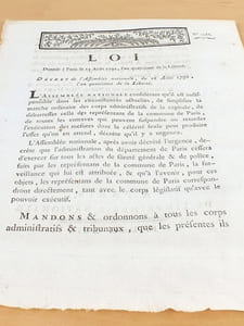 Loi donnée à Paris le 13 Août 1792, l'an quatrième de la Liberté. Décret de l'Assemblée nationale, du 10 août 1792. "L'Assemblée Nationale considérant qu'il est indispensable dans les circonstances actuelles, de simplifier la marche ordinaire des corps administratifs... décrète qu'il y a urgence. L'Assemblée Nationale, après avoir décrété l'urgence, décrète que l'administration du département de Paris cessera d'exercer sur tous les actes de sûreté générale & de police, faits par les représentans de la commune de Paris, la surveillance qui lui est attribuée..."