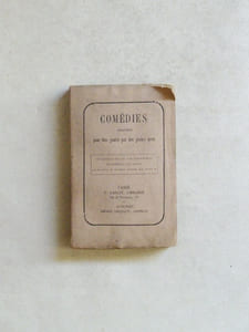 Comédies arrangées pour être jouées par des jeunes Gens (Ensemble de 13 volumes : tomes 4, 5, 6, 7, 8, 9, 10, 12, 15, 16, 17, 18, 19) Tome 4 : Les Plaideurs par Racine, Le Joueur par Régnard, L'Avocat Patelin, par Brueys et Palaprat ; 5 : Les Ménechmes, par Régnard, Le Philinte de Molière par Fabre d'Eglantine, M. de Crac dans son petit Castel par Colin d'Harleville ; 6 : Le Menteur par Corneille, La Petite Ville par Picard, Jeannot et Colin par Florian ; 7 : Le Légataire par Régnard, Les deux Pages, par Dezède, Monsieur Musard par Picard ; 8 : Le Méchant par Gresset, Les châteaux en Espagne par Colin d'Harleville, Les oisifs par Picard ; 9 : Comédies et Drames de Berquin : L'Ecole Militaire, La Suite de l'Ecole Militaire, L'Epée, Les Joueurs, Le Petit Joueur de Violon ; 10 : Comédies et Drames de Berquin : Le Déserteur, Le Congé, Colin-Maillard ; 12 : Le Retour imprévu par Régnard, Le Vieux célibataire par Colin d'Harleville, La Maison en loterie, par Picard ; 15 : Le Distrait par Régnard, Le Muet par Brueys, Maison à vendre, par Alexandre Duval ; 16 : Turcaret par Lesage, Crispin Médecin par Hauteroche, Le Sourd ou l'Auberge pleine par Desforges ; 17 : La Métromanie, par Piron, Le Dîner Bourgeois, par Désaugiers, Démocrite par Régnard ; 18 : Le Barbier de Séville, par Beaumarchais, Le Grondeur par Brueys, Les Etourdis ou le mort supposé, par Andrieux ; 19 : Le Bourgmestre de Saardam, Le Français à Londres par Boissy, Le Curieux de Compiègne par Dancourt, L'impromptu de Campagne, par Poisson