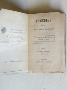 Comédies arrangées pour être jouées par des jeunes Gens (Ensemble de 13 volumes : tomes 4, 5, 6, 7, 8, 9, 10, 12, 15, 16, 17, 18, 19) Tome 4 : Les Plaideurs par Racine, Le Joueur par Régnard, L'Avocat Patelin, par Brueys et Palaprat ; 5 : Les Ménechmes, par Régnard, Le Philinte de Molière par Fabre d'Eglantine, M. de Crac dans son petit Castel par Colin d'Harleville ; 6 : Le Menteur par Corneille, La Petite Ville par Picard, Jeannot et Colin par Florian ; 7 : Le Légataire par Régnard, Les deux Pages, par Dezède, Monsieur Musard par Picard ; 8 : Le Méchant par Gresset, Les châteaux en Espagne par Colin d'Harleville, Les oisifs par Picard ; 9 : Comédies et Drames de Berquin : L'Ecole Militaire, La Suite de l'Ecole Militaire, L'Epée, Les Joueurs, Le Petit Joueur de Violon ; 10 : Comédies et Drames de Berquin : Le Déserteur, Le Congé, Colin-Maillard ;  12 : Le Retour imprévu par Régnard, Le Vieux célibataire par Colin d'Harleville, La Maison en loterie, par Picard ; 15 : Le Distrait par Régnard, Le Muet par Brueys, Maison à vendre, par Alexandre Duval ; 16 : Turcaret par Lesage, Crispin Médecin par Hauteroche, Le Sourd ou l'Auberge pleine par Desforges ; 17 : La Métromanie, par Piron, Le Dîner Bourgeois, par Désaugiers, Démocrite par Régnard ; 18 : Le Barbier de Séville, par Beaumarchais, Le Grondeur par Brueys, Les Etourdis ou le mort supposé, par Andrieux ; 19 : Le Bourgmestre de Saardam, Le Français à Londres par Boissy, Le Curieux de Compiègne par Dancourt, L'impromptu de Campagne, par Poisson