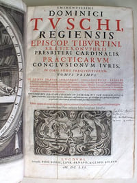 Practicarum conclusionum Iuris, in omni foro frequentiorum (9 Tomes - Complet) In quibus Praeter Spirituales, Ecclesiasticas, Legales, Iudiciarias caeterásque materias Canonicas, Prophanas, Civiles, Criminales & mixtas in vtroque foro magis frequentes, miro ordine digestas receptásque opiniones vbique Asterisco * notatis aliqua multarum insignium ecclesiarum, ordinum regularium militiarum regnorum prouinciarum ciuitatum & aliorum locorum statua mores consuetudines, indulta & priuilegia vt obiter a doctoribus citatis sunt relata ordine alphabetico contineuntur ac declarantur. Opus omnibus iudicibus ciuilibus et criminalibus tam ecclesiasticuis quam secularibus ac praecipue palatis aduocatis causorum patronis & vtriusque iuris peritis necessarum ac perutile, theoricam & praxim in omni fere materia continens.