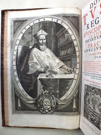 Practicarum conclusionum Iuris, in omni foro frequentiorum (9 Tomes - Complet) In quibus Praeter Spirituales, Ecclesiasticas, Legales, Iudiciarias caeterásque materias Canonicas, Prophanas, Civiles, Criminales & mixtas in vtroque foro magis frequentes, miro ordine digestas receptásque opiniones vbique Asterisco * notatis aliqua multarum insignium ecclesiarum, ordinum regularium militiarum regnorum prouinciarum ciuitatum & aliorum locorum statua mores consuetudines, indulta & priuilegia vt obiter a doctoribus citatis sunt relata ordine alphabetico contineuntur ac declarantur. Opus omnibus iudicibus ciuilibus et criminalibus tam ecclesiasticuis quam secularibus ac praecipue palatis aduocatis causorum patronis & vtriusque iuris peritis necessarum ac perutile, theoricam & praxim in omni fere materia continens.
