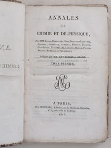 Annales de Chimie et de Physique. Année 1816 - Volume I - Tome Premier [ Tome 1 ]  : Sur les Puissances réfractives et dispersives de certains liquides et des vapeurs qu'ils forment (Arago et Petit) ; Note sur le Principe colorant du sang des Animaux (Vauquelin) ; Expériences sur la combustion du Diamant et d'autres substances carbonacées (Humphry Davy) ; Observations sur l'oxidation de quelques métaux (Gay-Lussac) ; Relation de la chute d'une pierre météorique tombée dans les environs de Langres (Virey) ; Sur la hauteur relative des Niveaux de la mer Noire et de la mer Caspienne (Maurice d'Engelhardt et François Parrot) ; Tables des dilatations linéaires qu'éprouvent différentes substances depuis le terme de la congélation de l'eau jusqu'à celui de son ébullition d'après les expériences de MM. de Laplace, Lavoisier, Smeaton, Roy ; Description d'un nouveau Baromètre portatif (Gay-Lussac) ; Mémoire sur l'air inflammable des mines de charbon (Humphry Davy) ; Observations sur l'influence que le vent apporte dans la propagation du son (Delaroche) ; Note sur un phénomène remarquable qui s'observe dans la diffraction de la lumière (Arago) ; Sur les lois que l'on observe dans la distribution des formes végétales (Alex. de Humboldt) ; Mémoire sur la Diffraction de la lumière, où l'on examine particulièrement le phénomène des franges colorées que présentent les ombres des corps éclairés par un point lumineux (Fresnel) ; Essai d'une classification naturelle pour les Corps Simples (Ampère) ; Suite de l'Essai (Ampère) ; Sur les lampes de sûreté de Sir Humphry Davy ; Justification de la Théorie de M. Dalton, sur l'absorption des Gaz par l'eau, contre les conclusions de M. de Saussuren par M. John Dalton ; Sur les combinaisons de l'Azote avec l'Oxigène (Gay-Lussac) ; Sur la vertu électrique de quelques minéraux (M. Haüy)