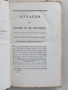 Annales de Chimie et de Physique. Année 1817 - Volume I - Tome Quatrième [ Tome 4 - Tome IV ]  : Note sur la cause des changemens de couleur que présente le caméléon minéral, extraite d'un travail sur le manganèse (Chevreul) ; Note sur l'insecte qui produit la laque (Latreille)  ; Note sur la Chaleur rayonnante (Fourier) ; Mémoire du professeur Mangili sur le venin de la vipère ; Description d'un micromètre formé par une simple lentille (Wollaston) ; Sur le retour périodique des orages, et sur le vent très froid et extraordinairement sec qui se fait sentir plusieurs heures après ceux qui sont accompagnés de grêle (Volta) ; Extrait d'une lettre de M. Fresnel à M. Arago, sur l'influence de la chaleur dans les couleurs développées par la polarisation ; etc...