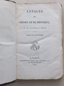 Annales de Chimie et de Physique. 1821 - Volume 2 : Tome Dix-Septième [ Tome 17 - Tome XVII ] : Rapport fait à l'Académie des Sciences par M. Arago, le lundi 4 juin 1821, sur un Mémoire de M. Fresnel relatif aux couleurs des lames cristallisées douées de la double réfraction - Notes sur le calcul des teintes que la polarisation développe dans les lames cristallines (Fresnel) ; IIe Note (Fresnel) ; Remarques de M. Biot sur un Rapport lu, le 4 juin 1821, à l'Académie des Sciences, par Mm. Arago et Ampère ; Examen des remarques de M. Biot (Ampère) ; Sur la manière d'analyser les mines de nickel, et sur une nouvelle combinaison du nickel avec l'arsenic et le soufre (Berzelius) ; Note sur le sulfate de Quinine (Robiquet) ; Analyse comparée des excrémens d'un rossignol du coeur d'un boeuf dont il a été nourri (Braconnot) ; Sur la pierre météorique qui est tombée dans le département de l'Ardèche, le 15 juin 1821 ; etc...