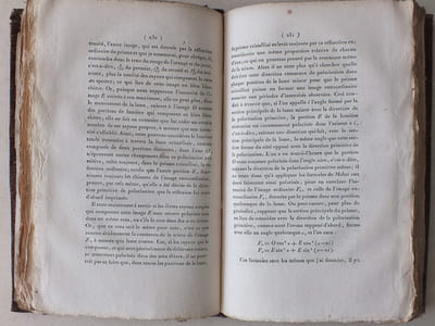 Annales de Chimie et de Physique. 1821 - Volume 2 : Tome Dix-Septième [ Tome 17 - Tome XVII ] : Rapport fait à l'Académie des Sciences par M. Arago, le lundi 4 juin 1821, sur un Mémoire de M. Fresnel relatif aux couleurs des lames cristallisées douées de la double réfraction - Notes sur le calcul des teintes que la polarisation développe dans les lames cristallines (Fresnel) ; IIe Note (Fresnel) ; Remarques de M. Biot sur un Rapport lu, le 4 juin 1821, à l'Académie des Sciences, par Mm. Arago et Ampère ; Examen des remarques de M. Biot (Ampère) ; Sur la manière d'analyser les mines de nickel, et sur une nouvelle combinaison du nickel avec l'arsenic et le soufre (Berzelius) ; Note sur le sulfate de Quinine (Robiquet) ; Analyse comparée des excrémens d'un rossignol du coeur d'un boeuf dont il a été nourri (Braconnot) ; Sur la pierre météorique qui est tombée dans le département de l'Ardèche, le 15 juin 1821 ; etc...